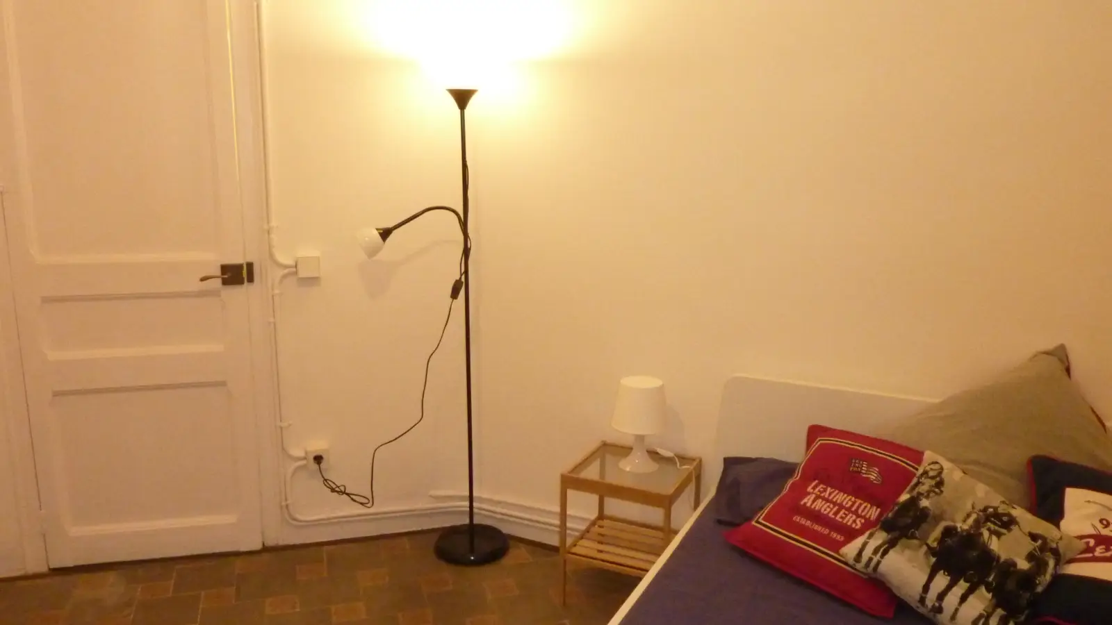 Furnished room in a 5-person shared flat in Eixample · 2