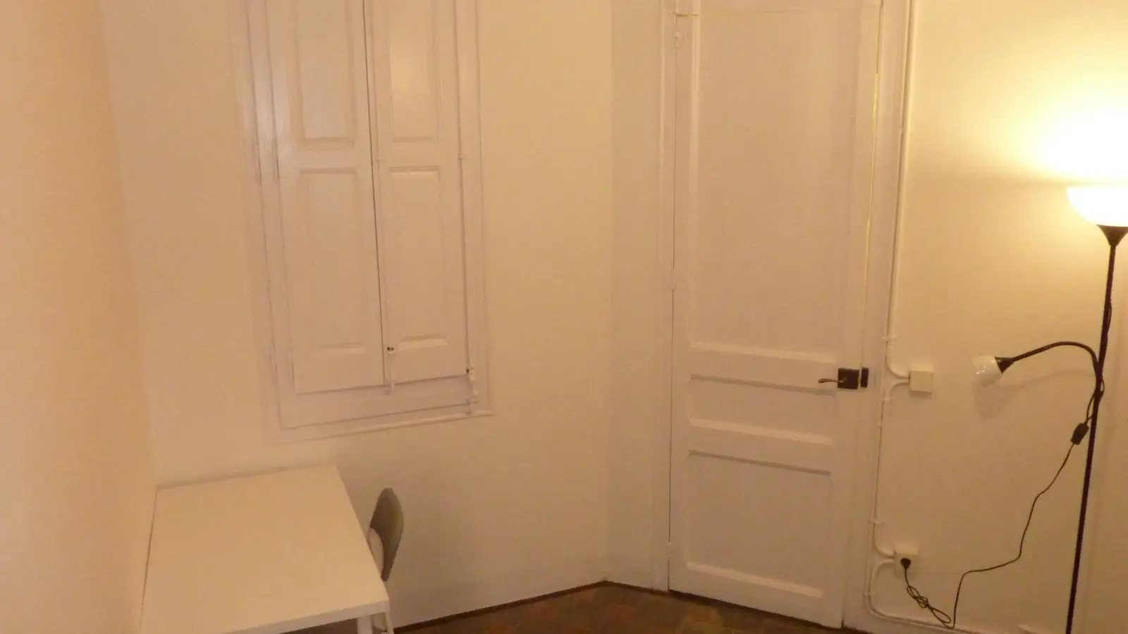 Furnished room in a 5-person shared flat in Eixample · 3