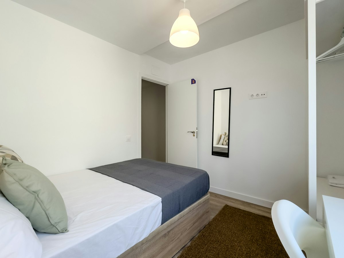 Furnished room in a 5-person shared flat in L'Hospitalet · 2
