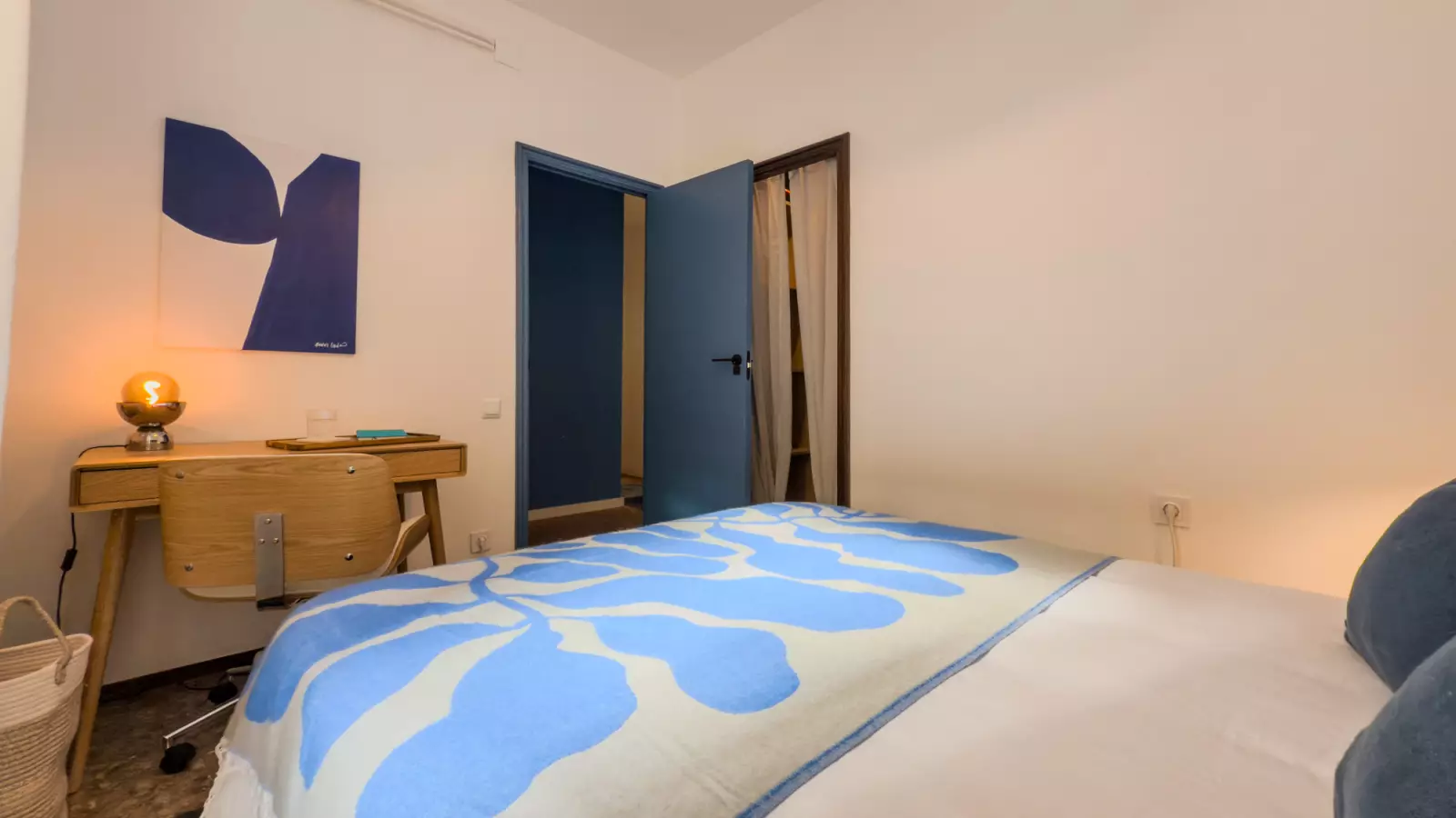 Furnished room in a 3-person shared flat in Gràcia · 2