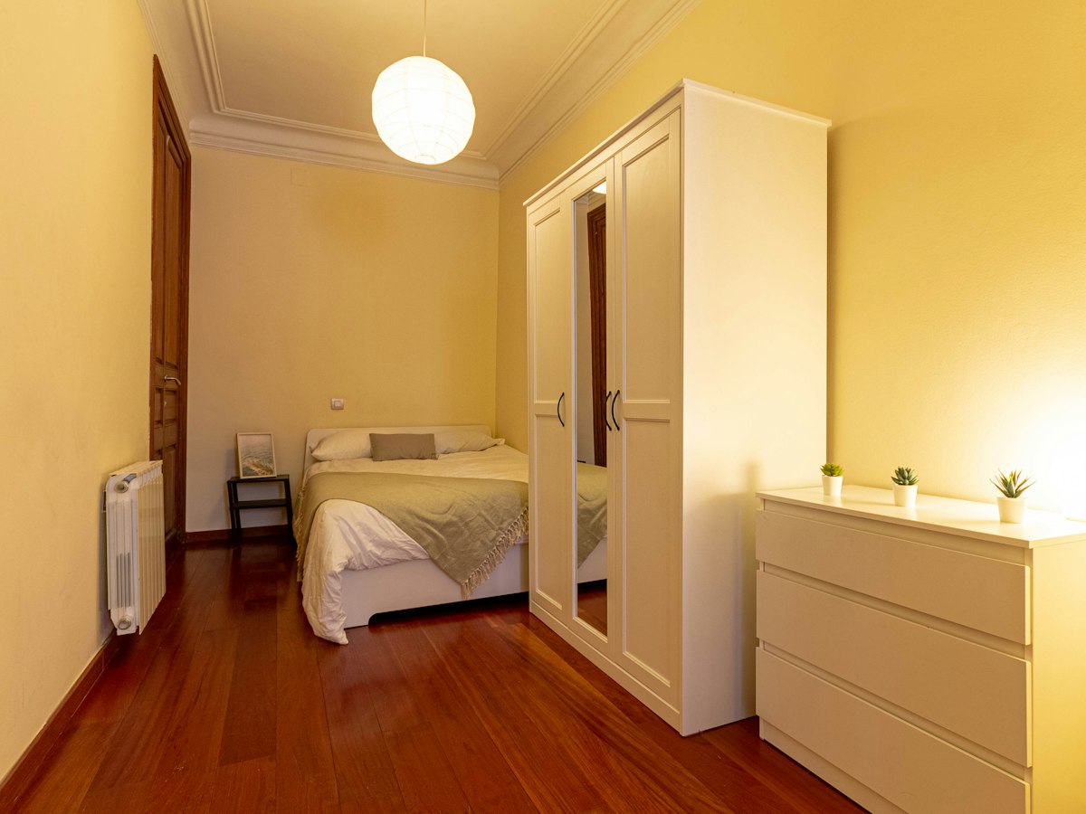 Furnished room in a 5-person shared flat in Gràcia · 2