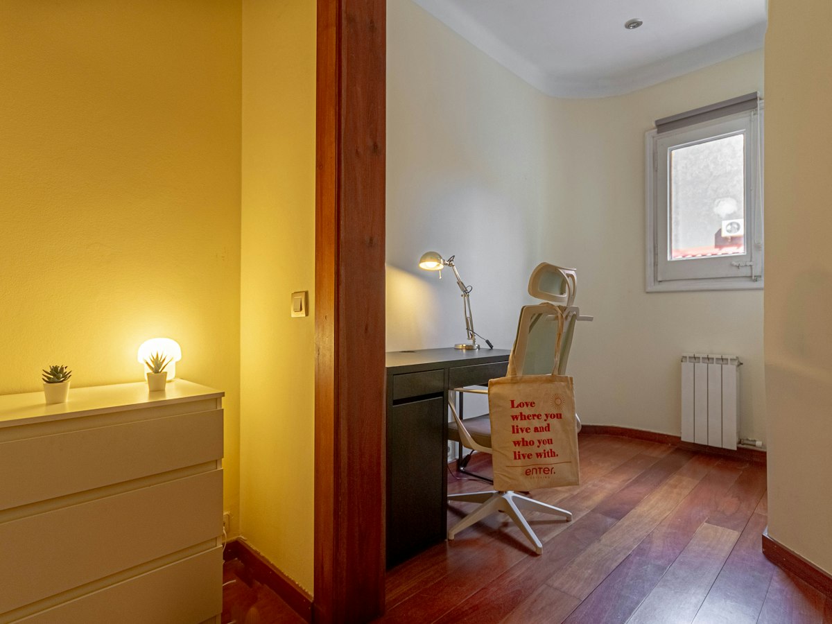 Furnished room in a 5-person shared flat in Gràcia · 3