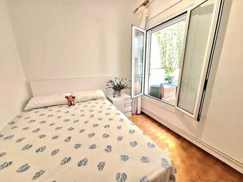 Room in a 5-person shared flat in Les Corts · 2
