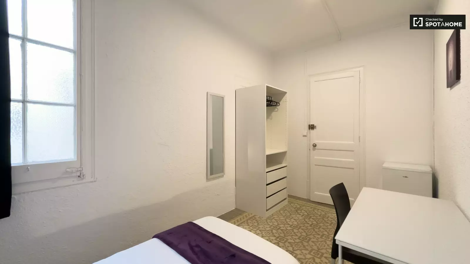 Furnished room in a 9-person shared flat in Les Corts · 2