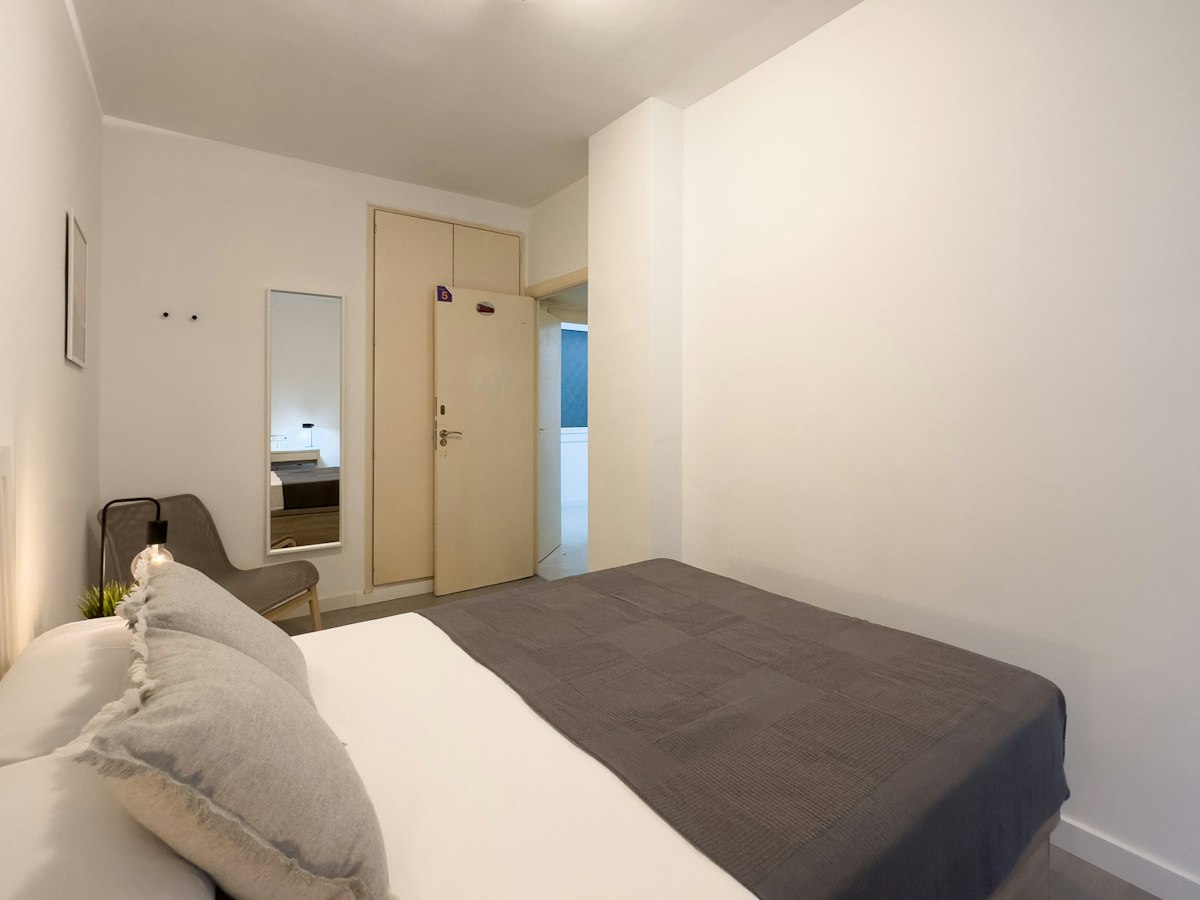 Furnished room in a 6-person shared flat in Sants-Montjuïc · 2