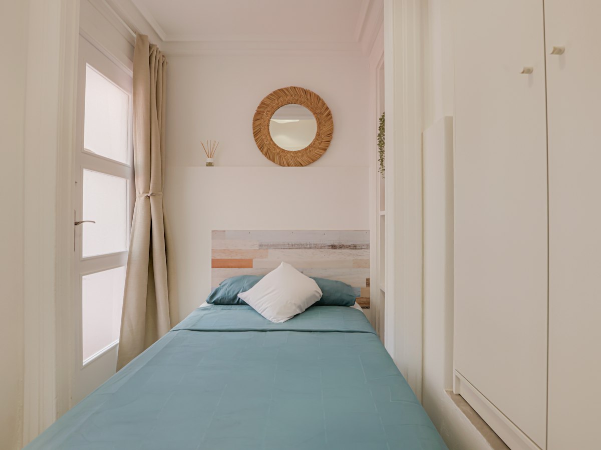 Habitación amueblada en piso compartido de 20 personas en Gràcia · 2