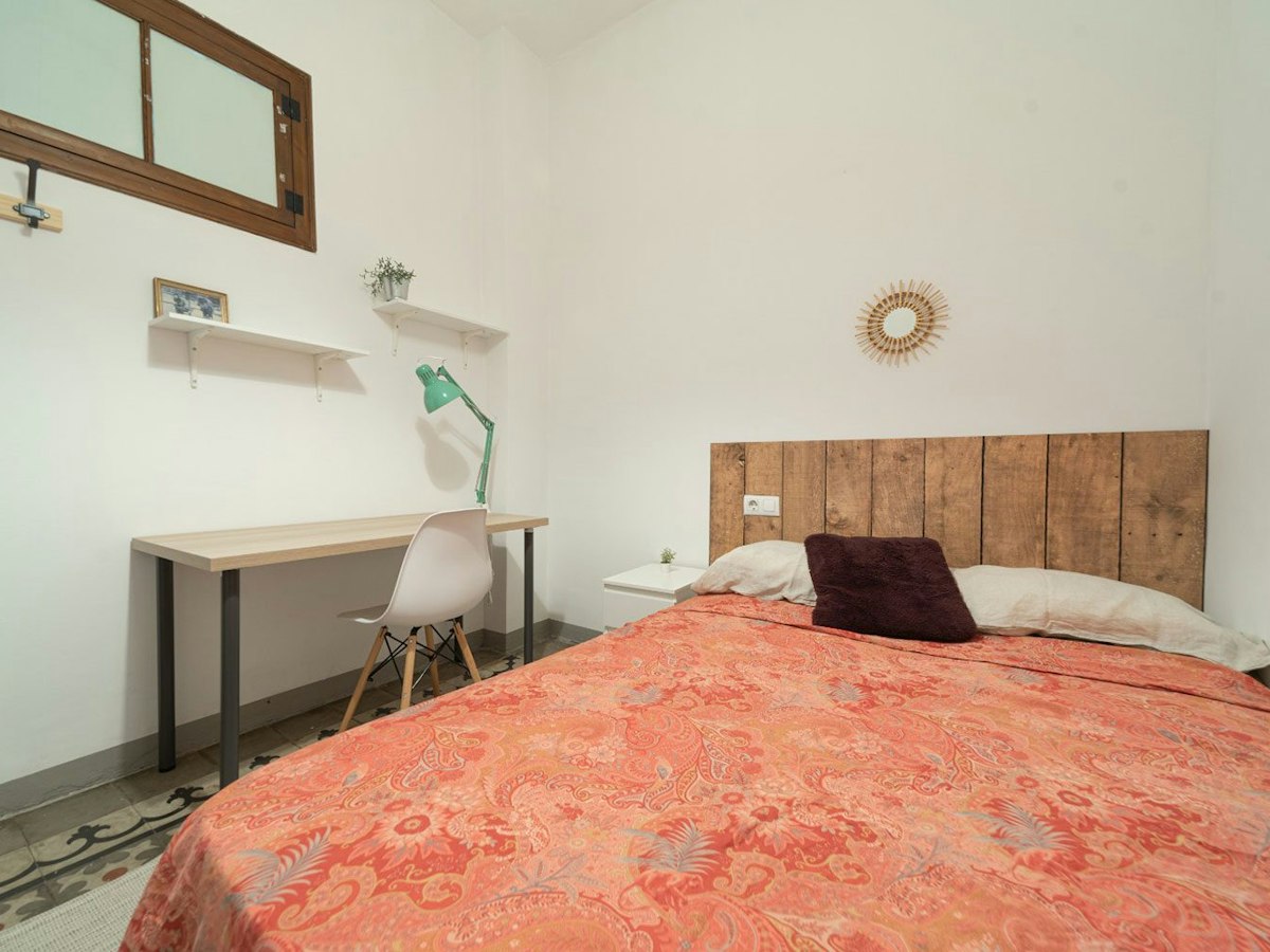 Habitación amueblada en piso compartido de 5 personas en Eixample · 2