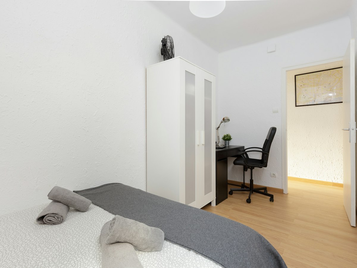 Furnished room in a 5-person shared flat in L'Hospitalet · 3