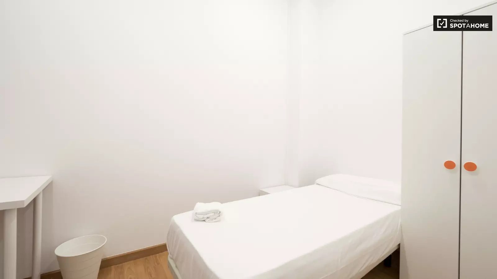Habitación amueblada en piso compartido en Ciutat Vella · 2