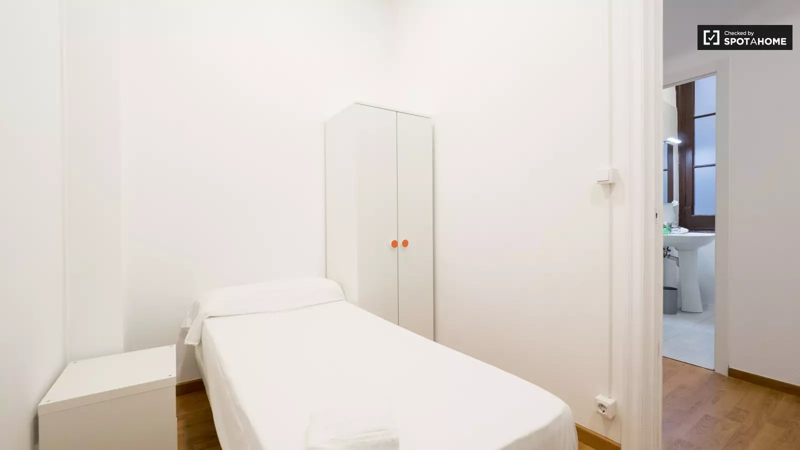 Habitación amueblada en piso compartido en Ciutat Vella · 3