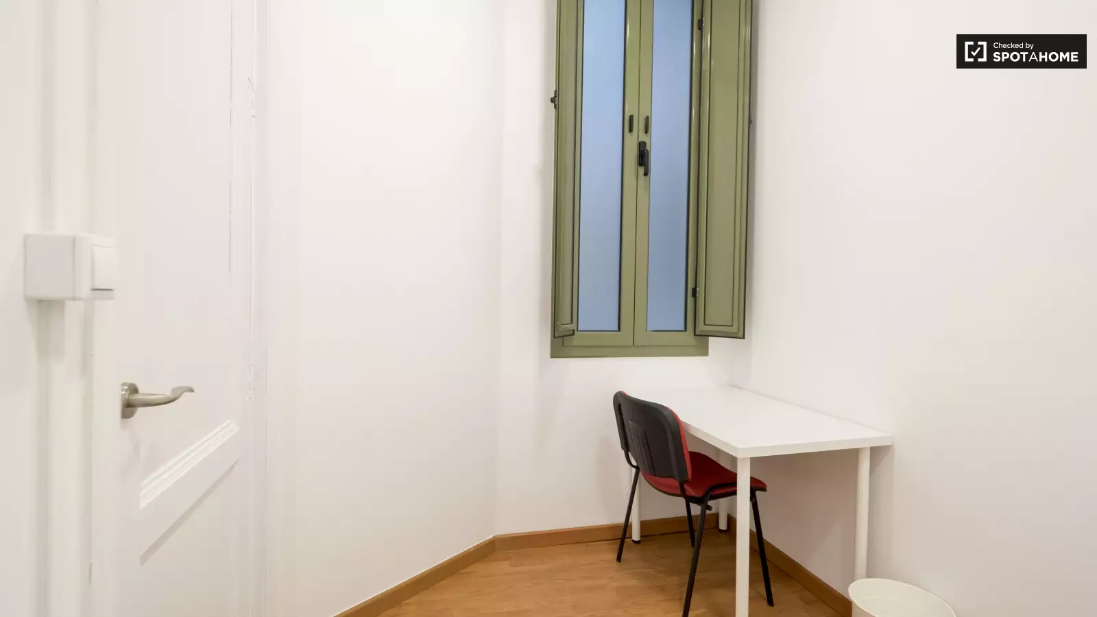 Habitación amueblada en piso compartido en Ciutat Vella · 4