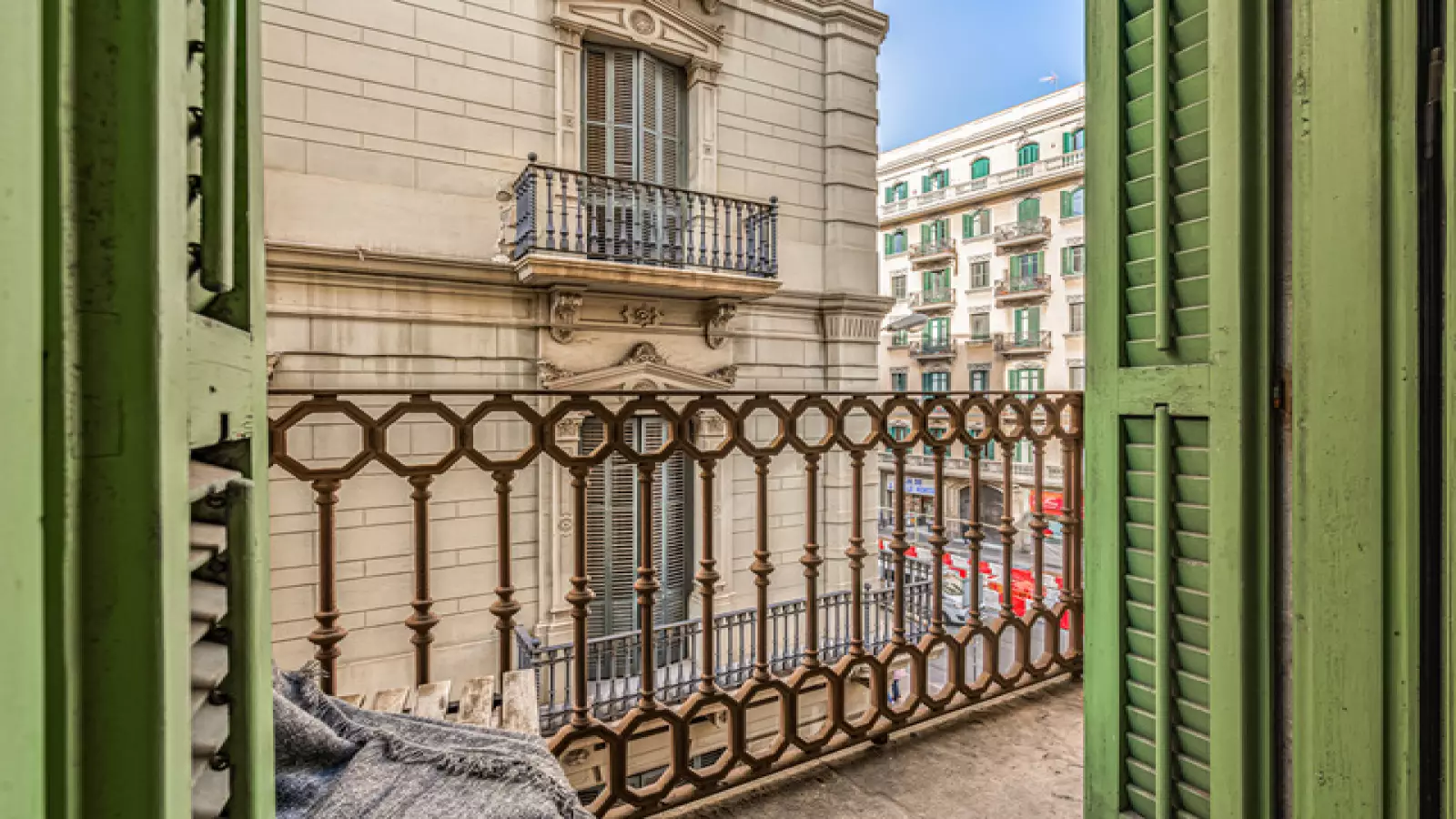 Habitación amueblada en piso compartido en Ciutat Vella · 3