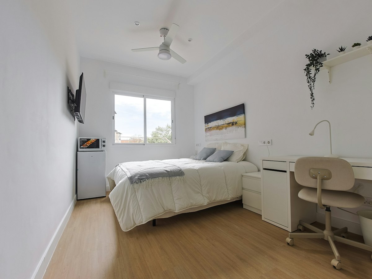 Habitación amueblada en piso compartido de 10 personas en Sants-Montjuïc · 2