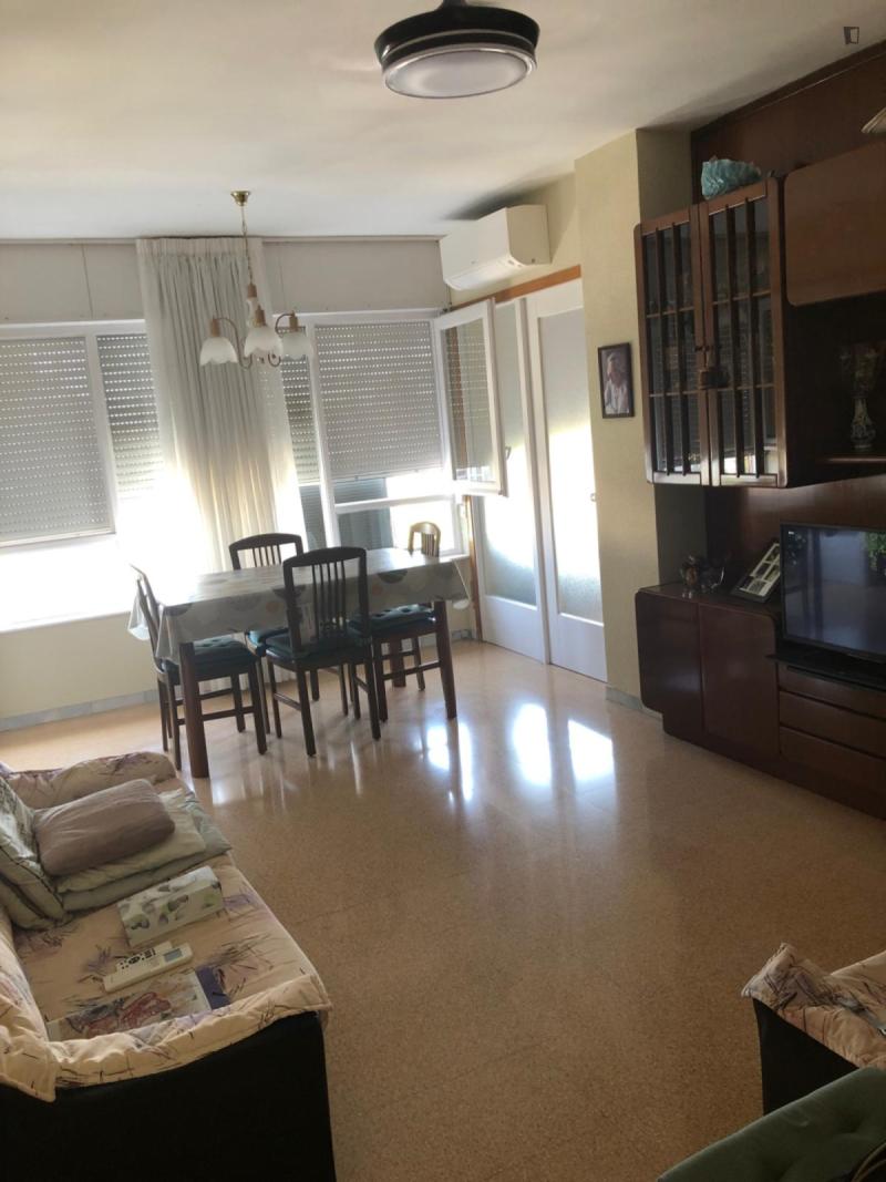 Furnished room in a 3-person shared flat in Sant Martí · 4