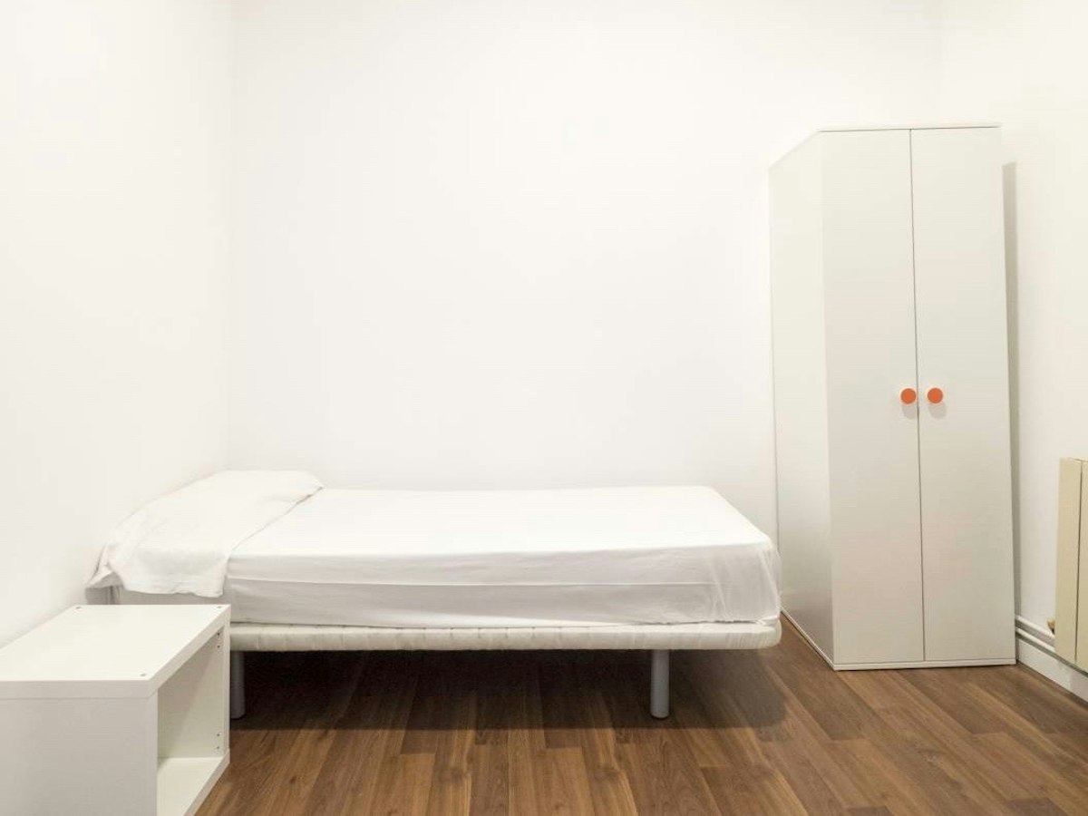 Habitación amueblada en piso compartido de 12 personas en Eixample · 2