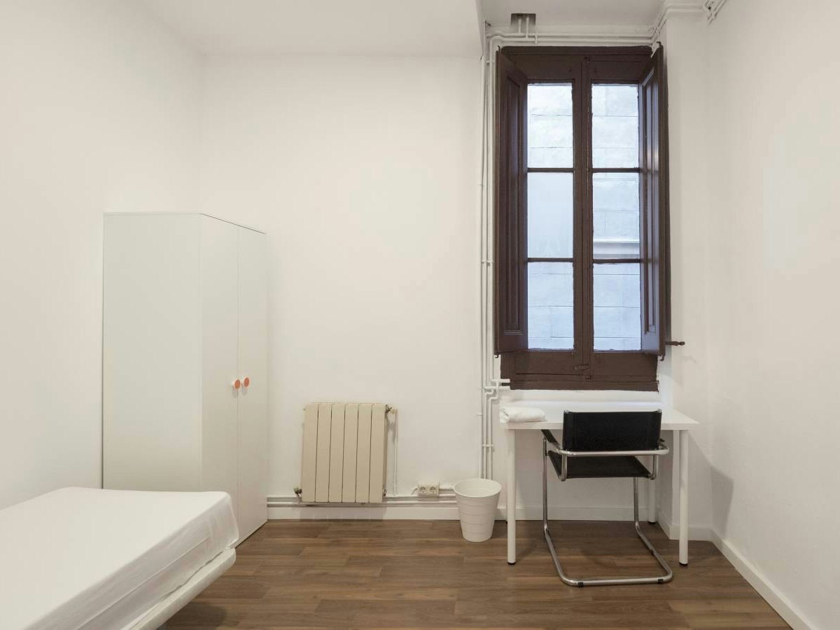 Habitación amueblada en piso compartido de 12 personas en Eixample · 4