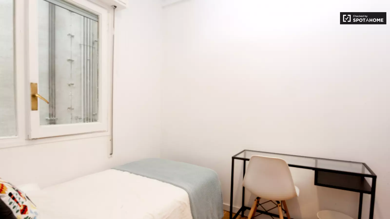 Habitación amueblada en piso compartido en Gràcia · 2
