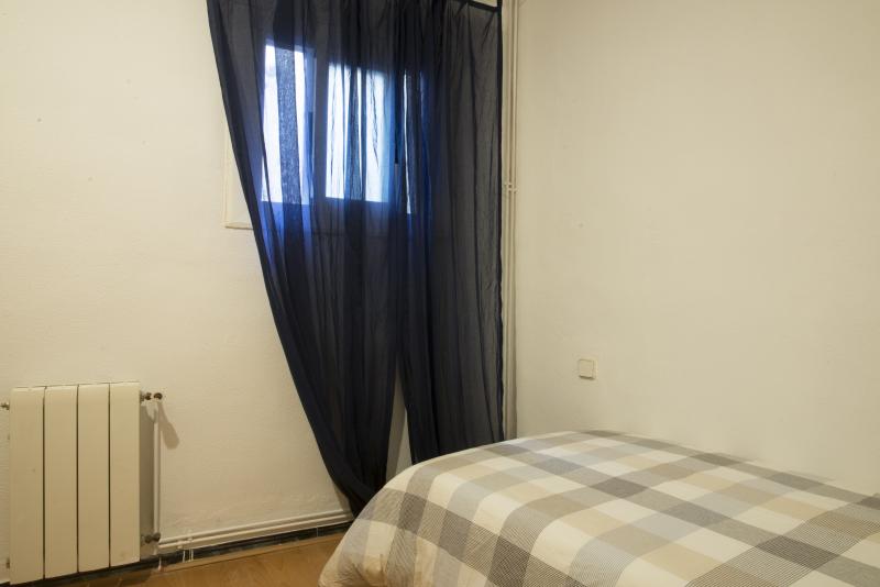 Habitación amueblada en piso compartido de 4 personas en Ciutat Vella · 2