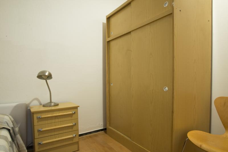 Habitación amueblada en piso compartido de 4 personas en Ciutat Vella · 3