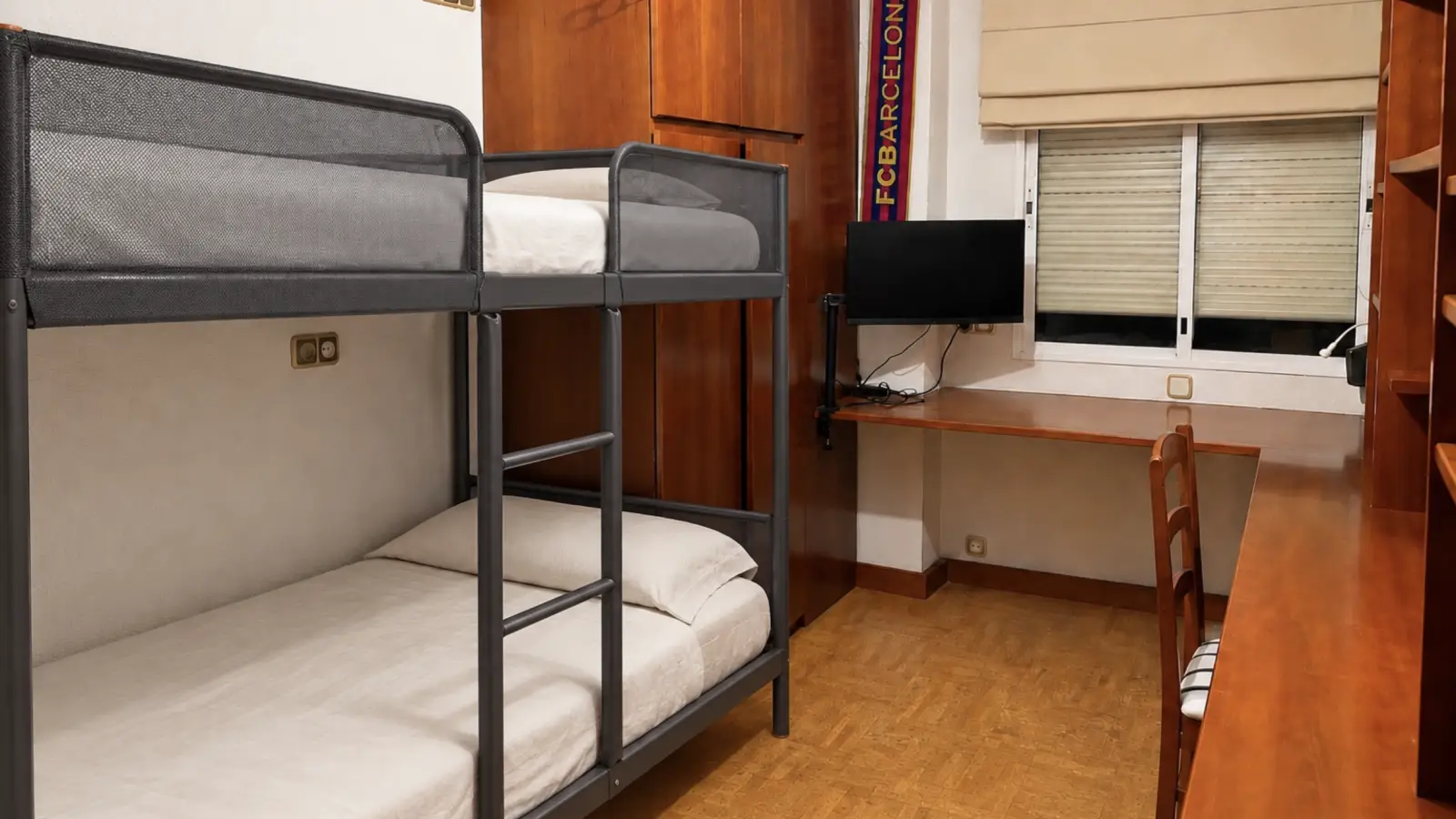 Furnished room in a shared flat in Eixample · 4