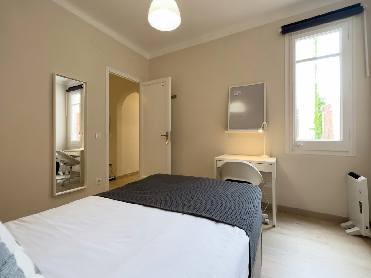 Habitación amueblada en piso compartido de 7 personas en Gràcia · 2