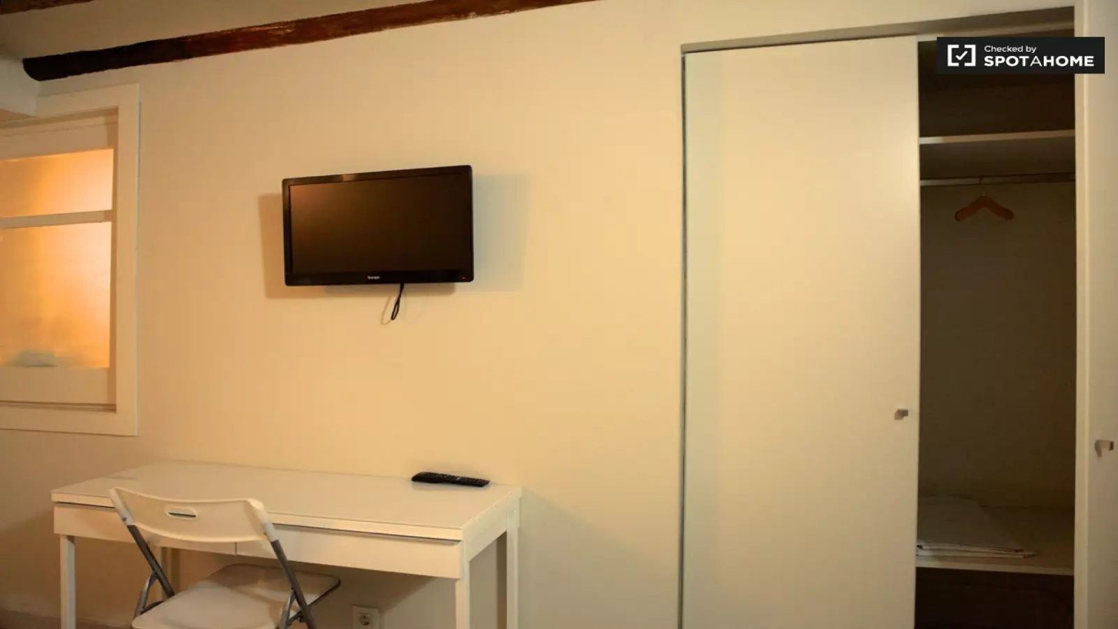 Habitación amueblada en piso compartido de 4 personas en Ciutat Vella · 3