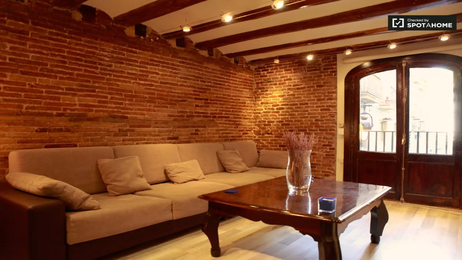 Habitación amueblada en piso compartido de 4 personas en Ciutat Vella · 4