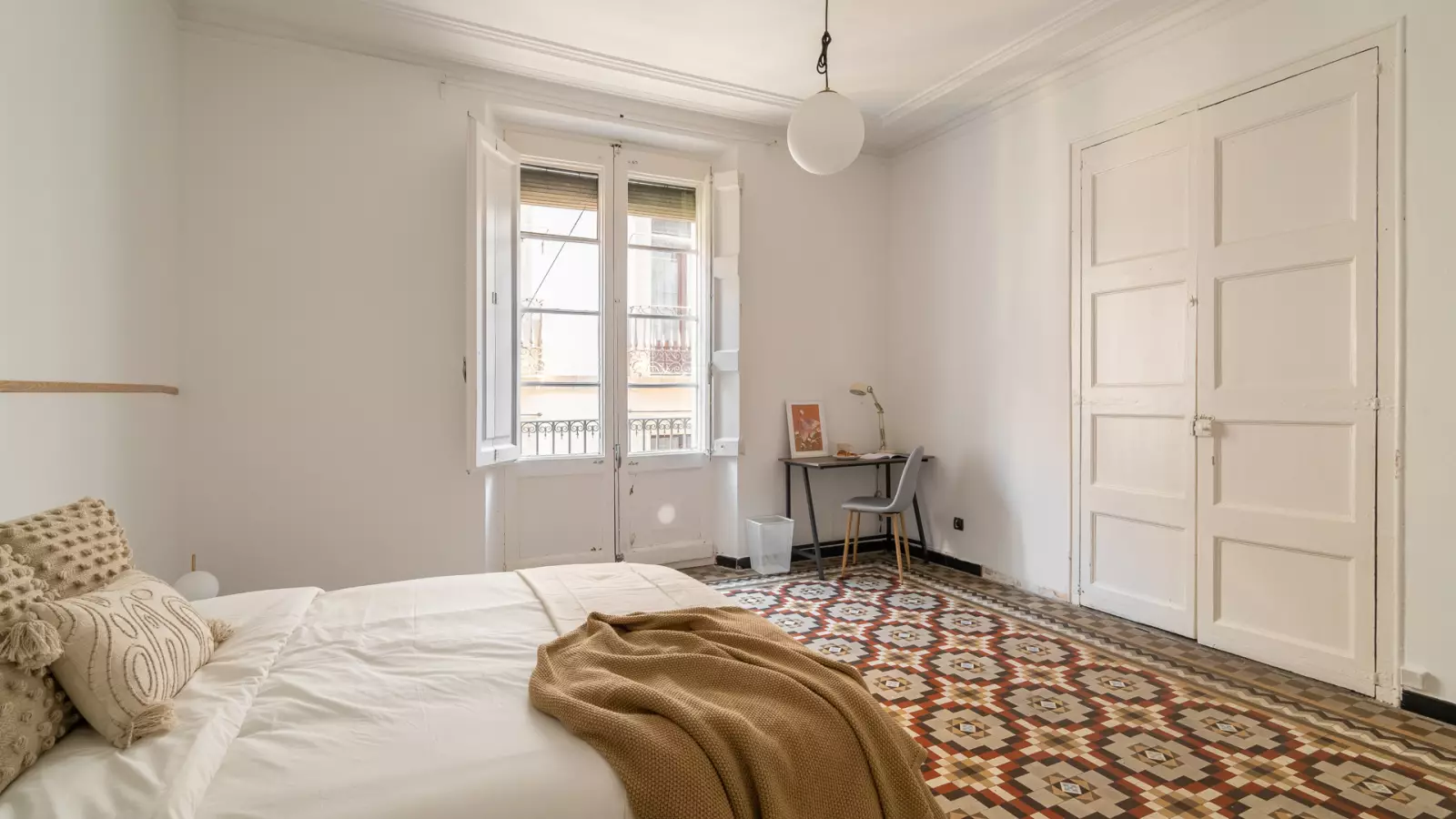 Furnished room in a shared flat in Ciutat Vella · 2