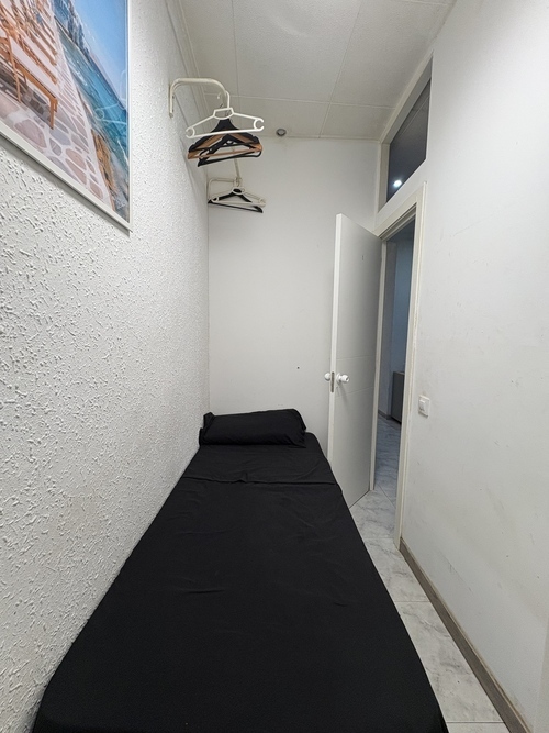 Room in a 6-person shared flat in Ciutat Vella · 4