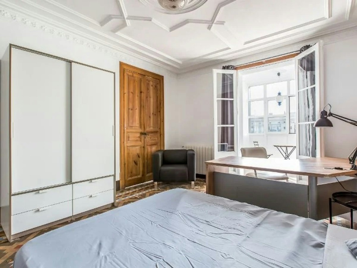 Furnished room in a 7-person shared flat in Les Corts · 2