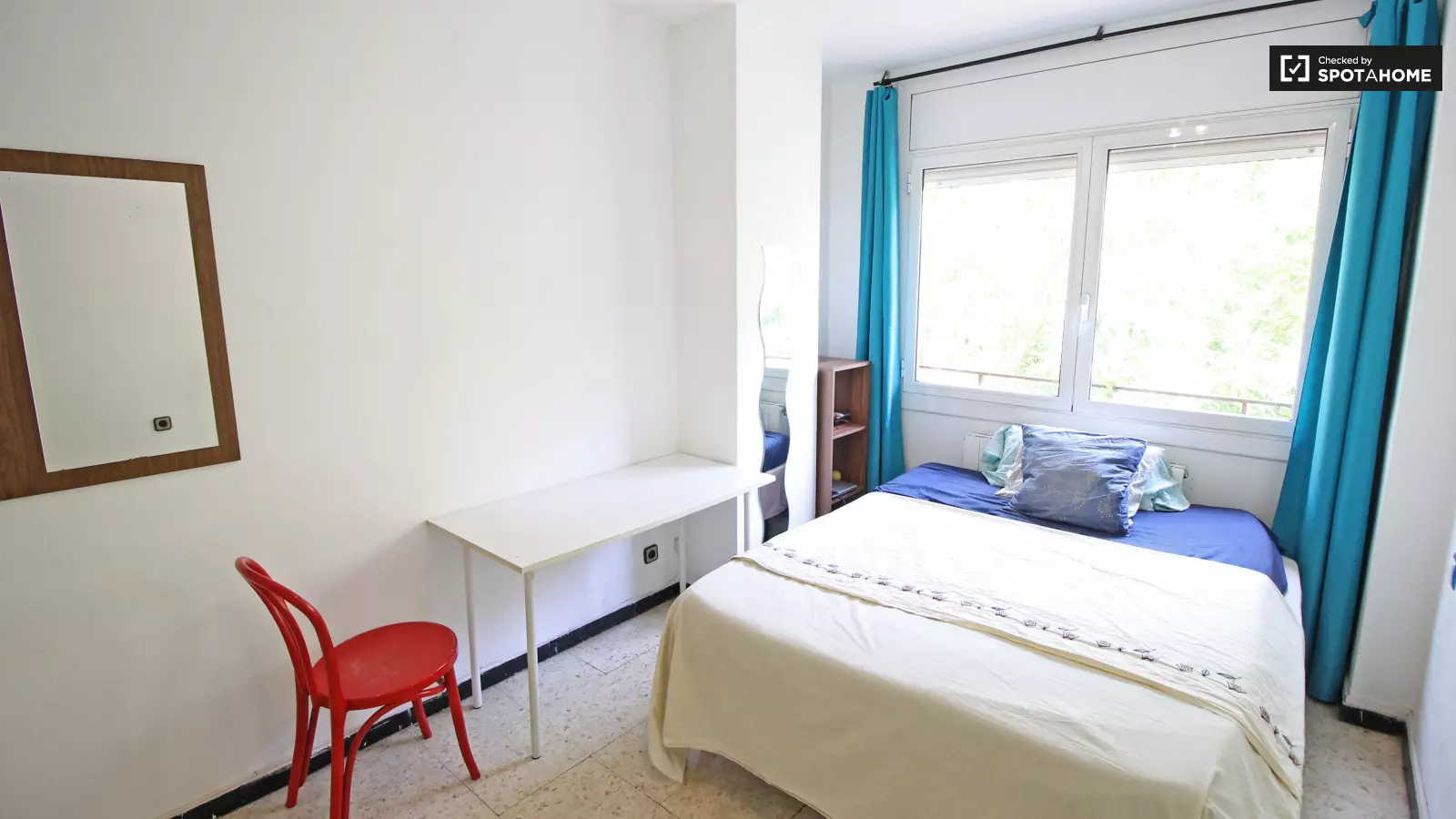 Furnished room in a shared flat in Sants-Montjuïc · 4