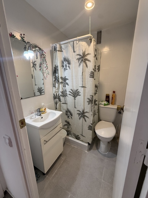 Room in a 3-person shared flat in Eixample · 4