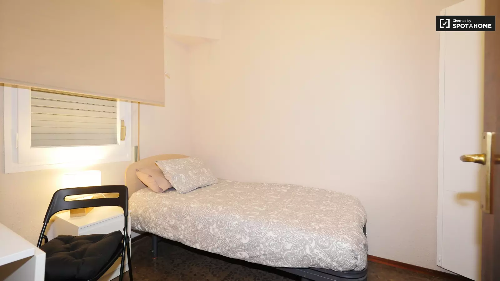 Furnished room in a 5-person shared flat in Eixample · 2