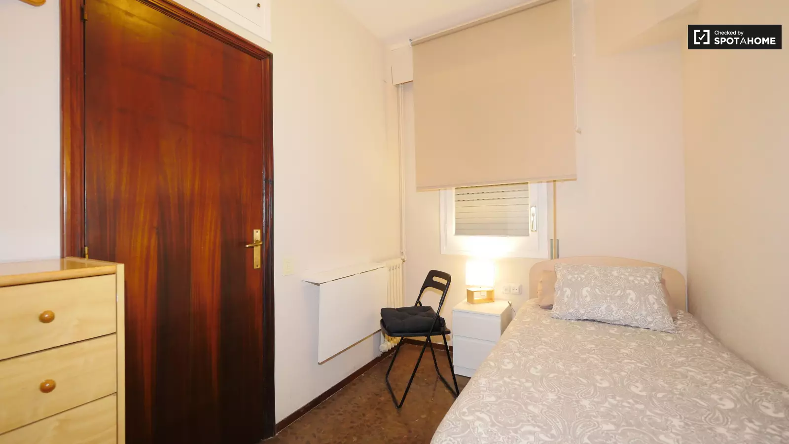 Furnished room in a 5-person shared flat in Eixample · 3