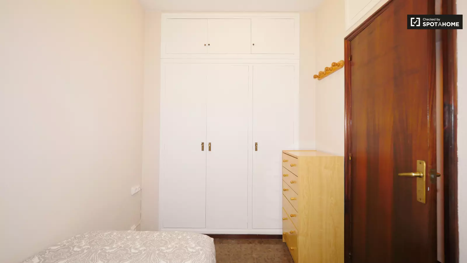 Furnished room in a 5-person shared flat in Eixample · 4