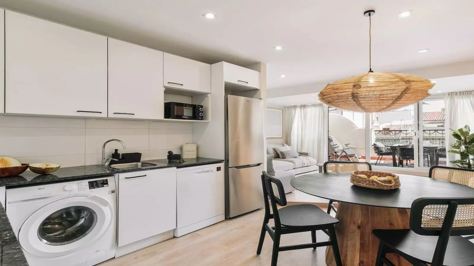 Furnished 2-bedroom flat in Eixample, 81 m² · 2