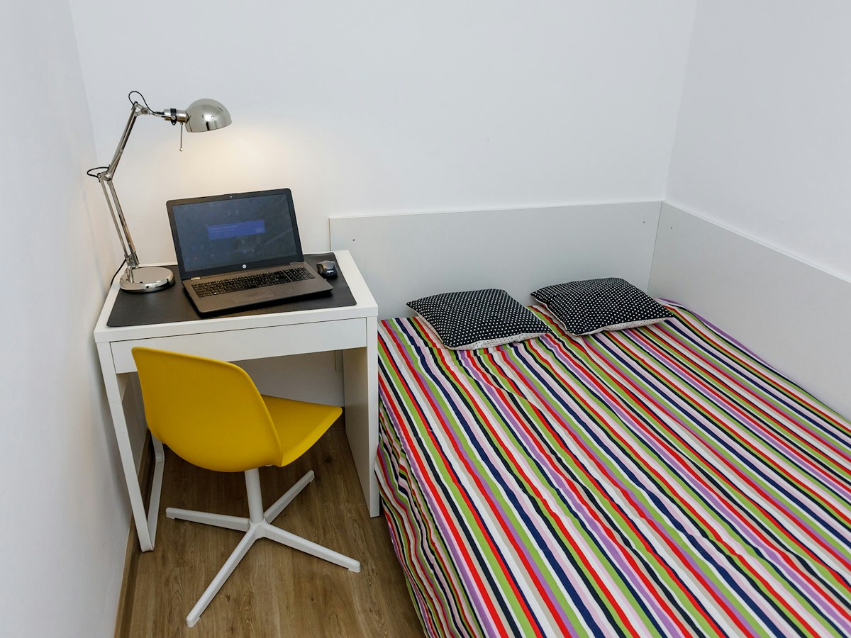Furnished room in a 4-person shared flat in L'Hospitalet · 4