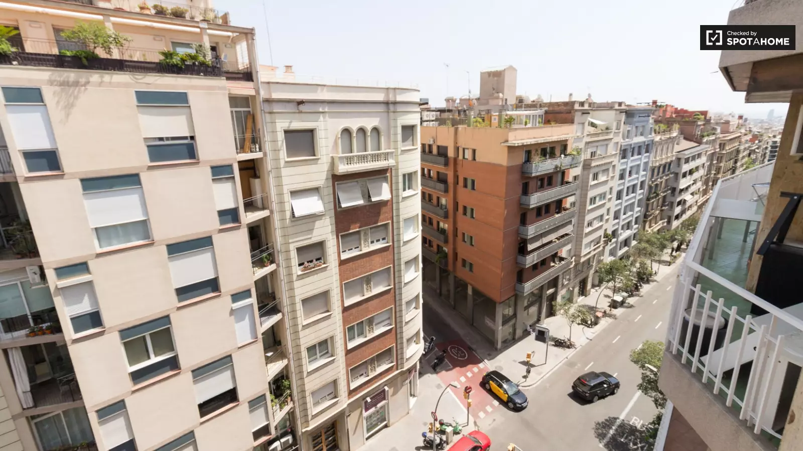 Furnished room in a 4-person shared flat in Sarrià–Sant Gervasi · 4