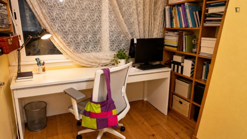 Furnished room in a 6-person shared flat in Eixample · 2