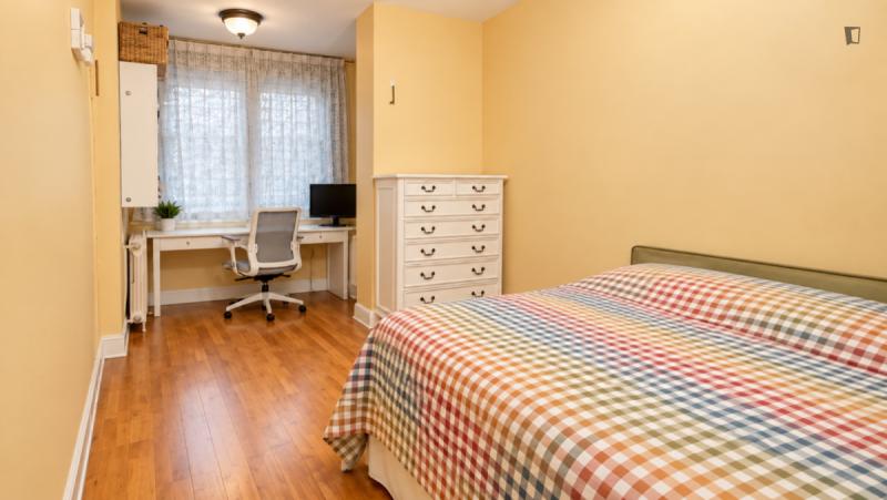 Furnished room in a 6-person shared flat in Eixample · 3