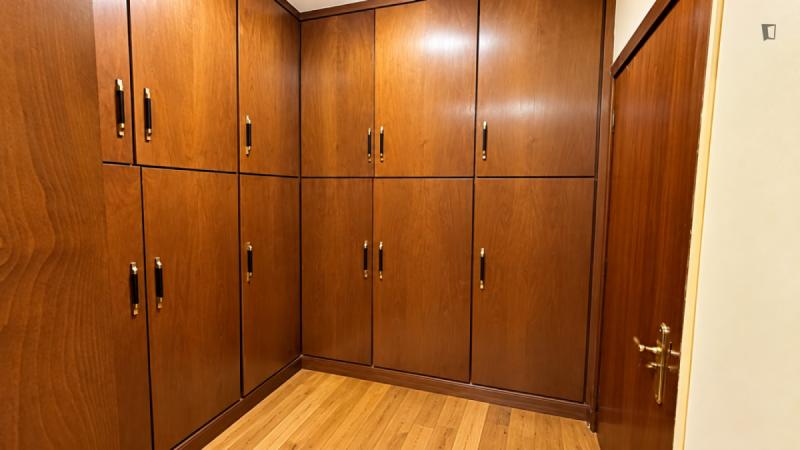 Furnished room in a 6-person shared flat in Eixample · 4