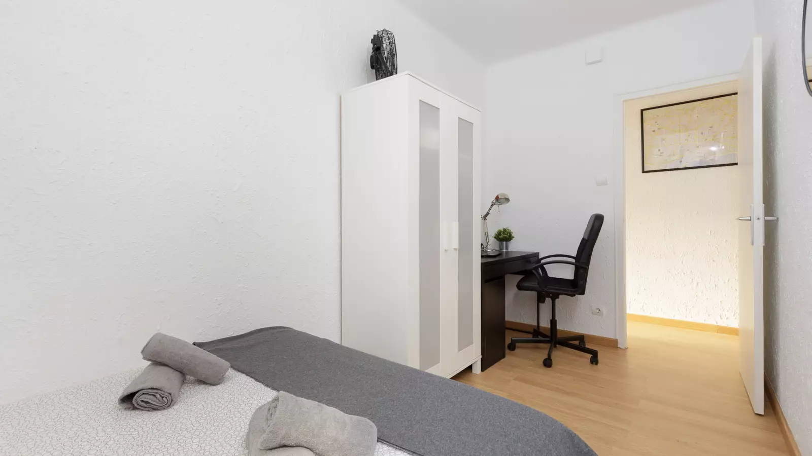 Furnished room in a shared flat in L'Hospitalet · 3
