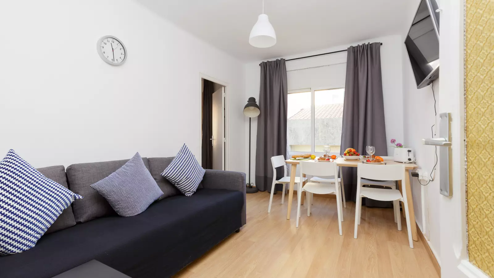 Furnished room in a shared flat in L'Hospitalet · 4