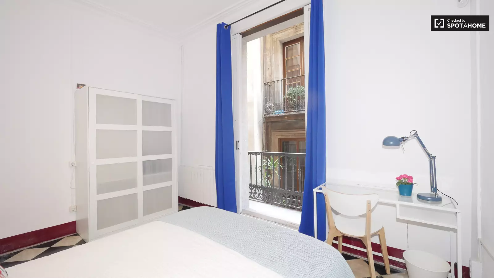 Furnished room in a shared flat in Ciutat Vella · 2