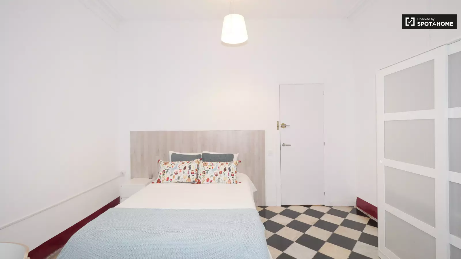 Furnished room in a shared flat in Ciutat Vella · 3