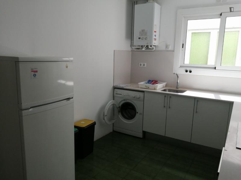 Habitación amueblada en piso compartido de 9 personas en Eixample · 2