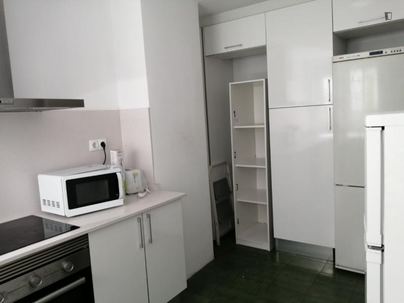Habitación amueblada en piso compartido de 9 personas en Eixample · 3