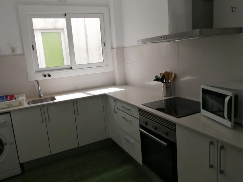 Habitación amueblada en piso compartido de 9 personas en Eixample · 4