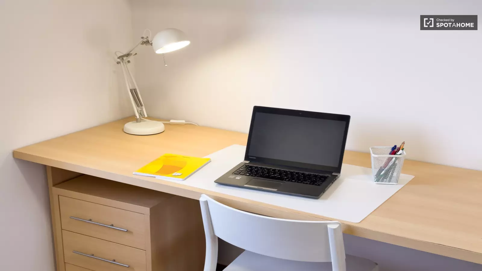 Furnished room in a shared flat in L'Hospitalet · 3