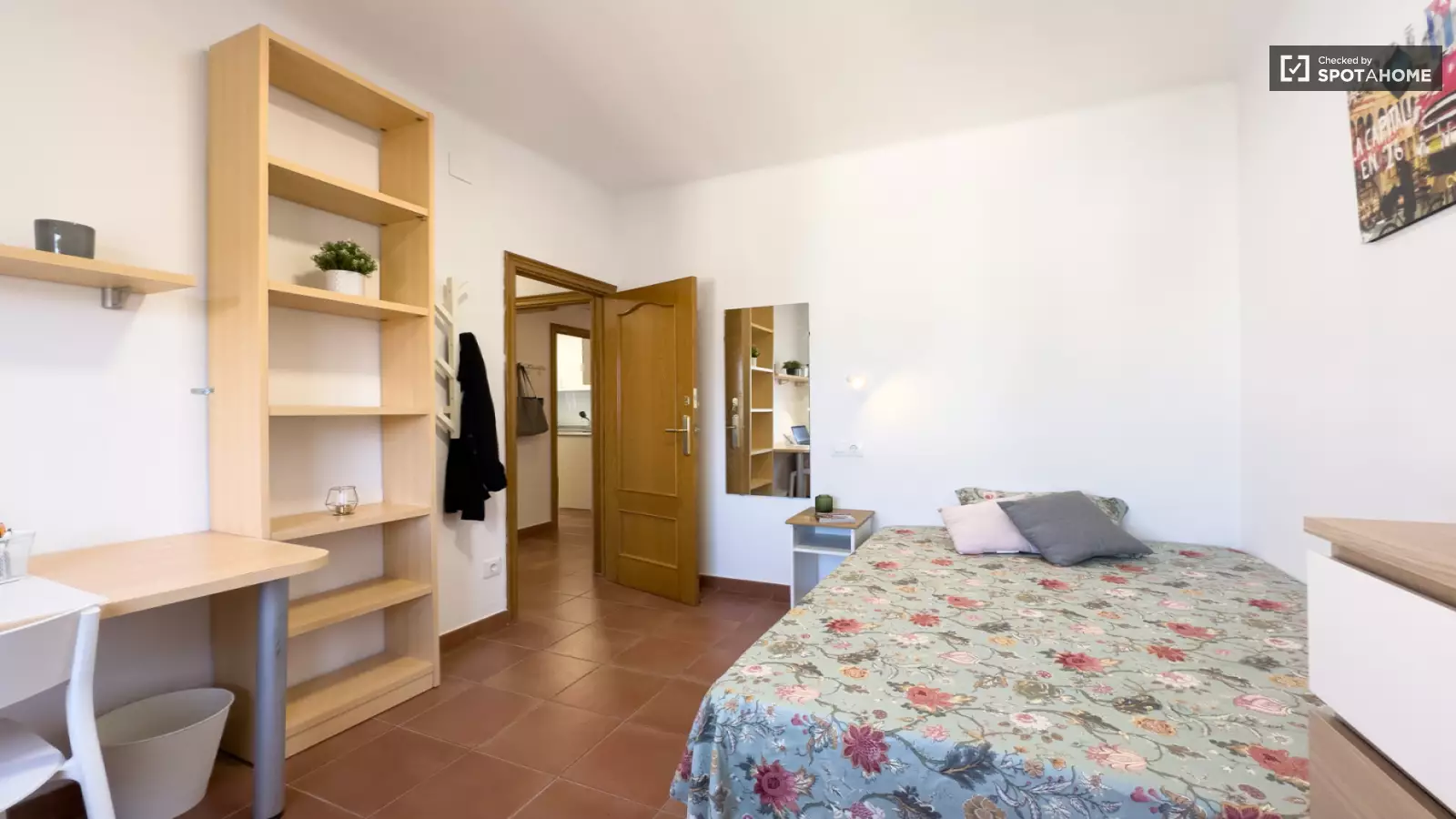 Furnished room in a shared flat in L'Hospitalet · 4